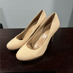 Vince Camaro Cream Textured Women's Pumps Heels Size 8.5